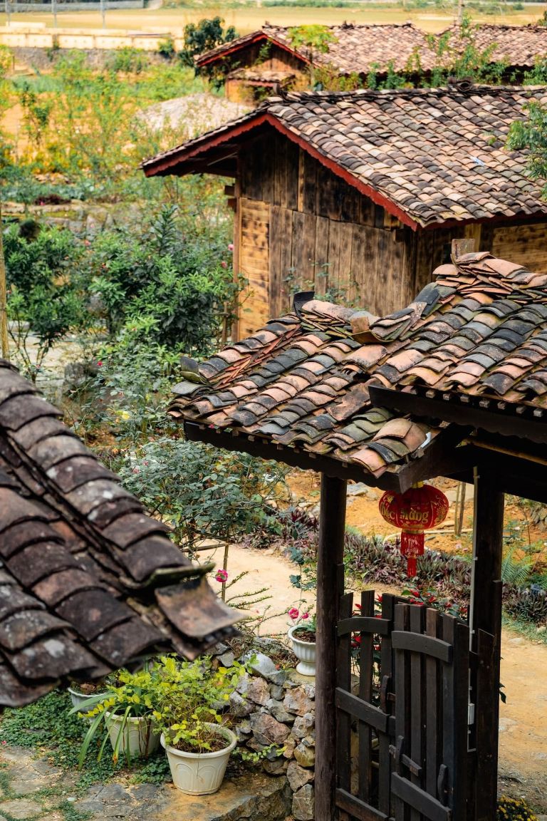Mế Farmstay Cao Bằng nằm trên ngọn núi cao, homestay được bao bọc bởi thiên nhiên núi rừng