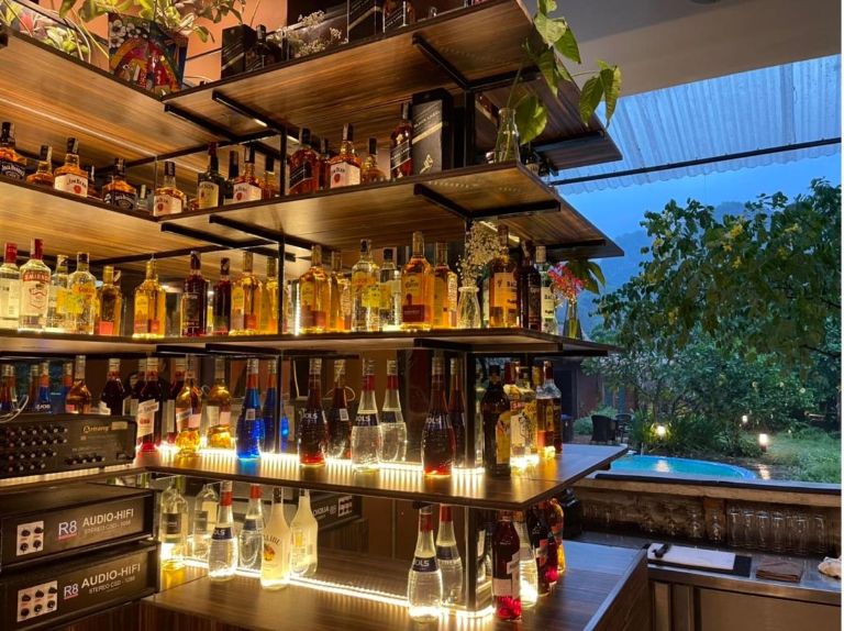 Sadhu Garden Inn có một không gian riêng quầy bar nhỏ chuyên phục vụ mọi thực khách các ly cocktail mát lạnh vào những buổi tối
