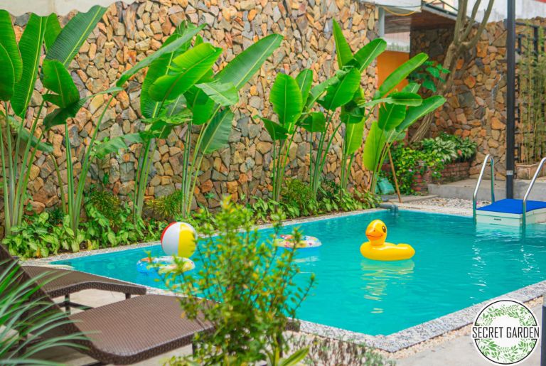 Bể bơi homestay nằm ngay trong khuôn viên được thay nước và vệ sinh thường xuyên cho khách hàng cảm thấy thoải mái nhất khi thư giản
