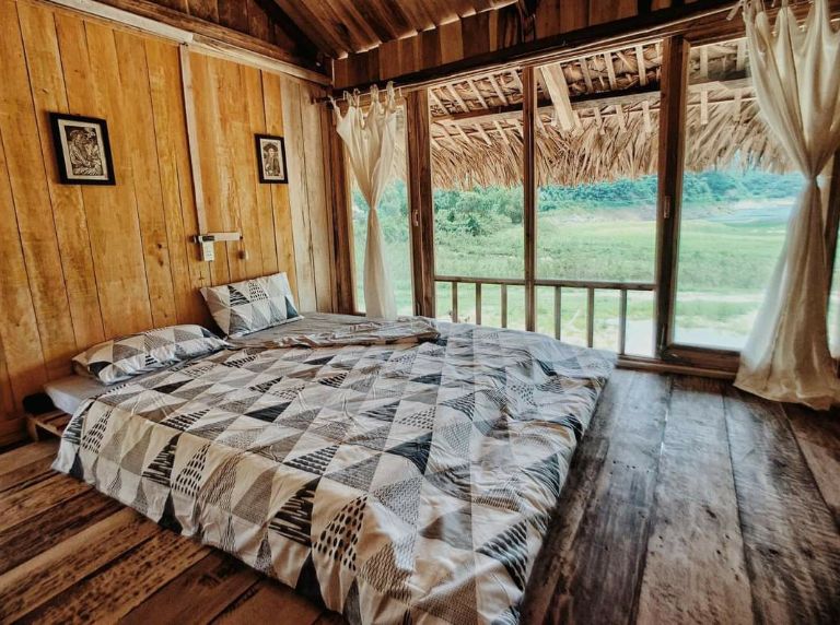 Bungalow là mô hình nhà gỗ độc lập với diện tích lớn khoảng 16 - 18m2, bao gồm một phòng ngủ và một nhà vệ sinh khép kín được bố trí bên trong.