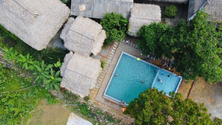 Đây là hình ảnh homestay Đà Bắc Hòa Bình này nhìn từ trên cao, là địa chỉ hiếm có sở hữu bể bơi riêng nằm trong khuôn viên