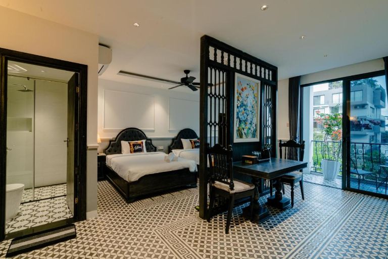 Dérive homestay Đà Nẵng ấn tượng với du khách bởi thiết kế Indochine độc đáo, sử dụng họa tiết đen trắng và đồ nội thất hoài cổ (nguồn: booking.com)