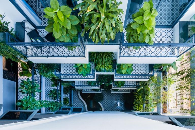 Dérive Boutique Villa & Apartment Da Nang có thiết kế ban công nhìn ra khu vực giếng trời độc đáo với nhiều cây xanh và không gian thoáng gió (nguồn: booking.com)