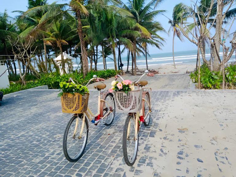 Homestay Đà Nẵng view biển có dịch vụ cho thuê xe đạp để cho khách vi vu bên bờ biển và khám phá đời sống của người dân địa phương (nguồn: bungalowhomestay.vn)