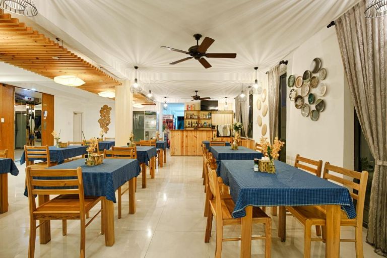 Ngoài ra khu vực tầng trệt này còn có một nhà hàng nho nhỉ, giản dị với những bộ bàn ghế gỗ để cung cấp cho khách du lịch những bữa ăn tiện nghi nhất (nguồn: booking.com)