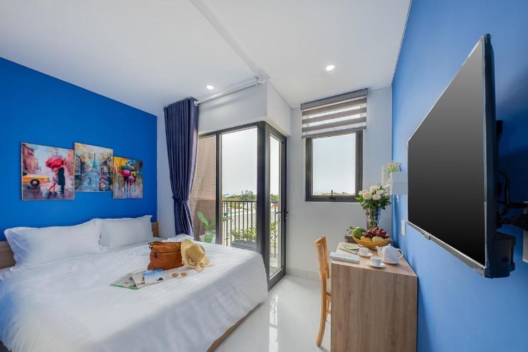 hiết kế tối giản của homestay gần sân bay Đà Nẵng này mang lại không gian thoải mái và mát mẻ, tạo cảm giác như đang sống gần với biển cả xanh tươi (nguồn: booking.com)