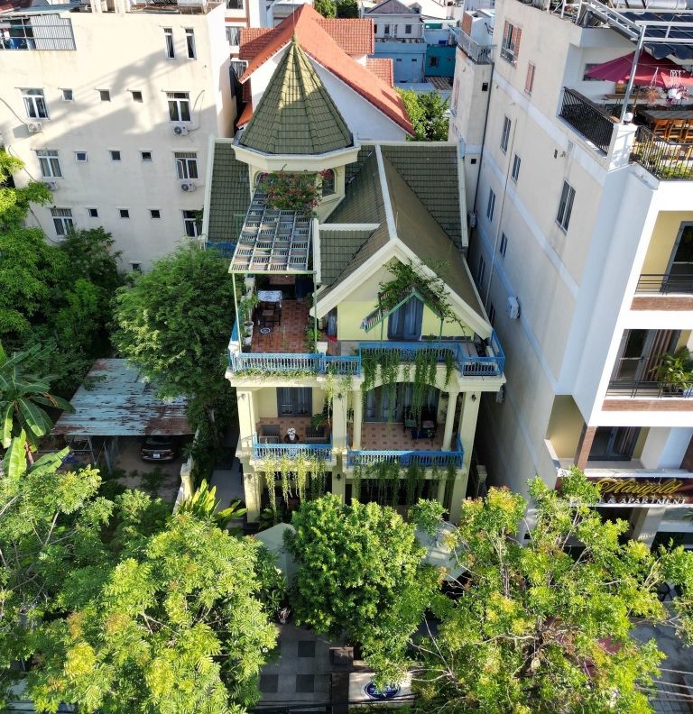 Homestay gần sân bay Đà Nẵng ấn tượng với kiến trúc hoàng gia cổ điển và tông màu vàng độc đáo, cùng không gian bên trong phong cách vintage (nguồn: facebook.com)