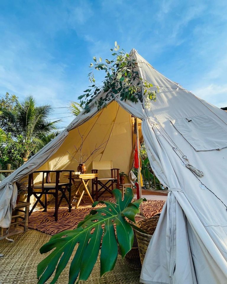 Bên cạnh các căn nhà truyền thống, du khách còn có thể trải nghiệm cảm giác lưu trú trong Lều Cheacheaya Glamping.