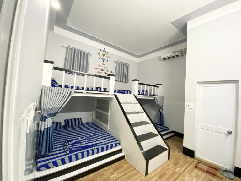 Phòng dorm ở homestay này có lối thiết kế trẻ trung, với giường tầng đáng yêu được trang trí theo chủ đề thủy thủ, sẽ khiến các bạn trẻ cảm thấy hứng thú và yêu thích.