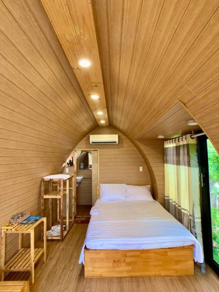 Phòng đôi với nội thất hoàn toàn bằng gỗ sáng màu là lựa chọn phổ biến nhất tại homestay đảo Phú Quý này 