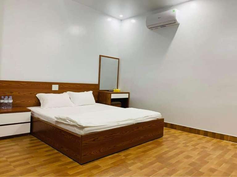 Phòng ngủ tại homestay sạch sẽ được trang bị cả bàn trang điểm cho khách du lịch