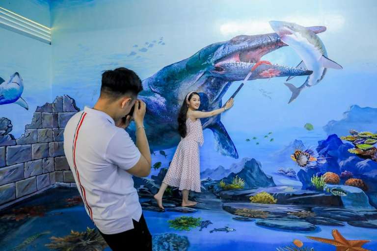 Du khách thích thú khi check in tại nhà tranh 3D của Hòn Dấu Resort Đồ Sơn