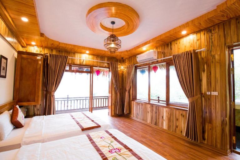 Với phong cách hiện đại kết hợp cùng nét truyền thống đặc trưng của làng quê Việt Nam, nội thất trong đơn vị lưu trú này để lại nhiều ấn tượng mạnh mẽ cho du khách