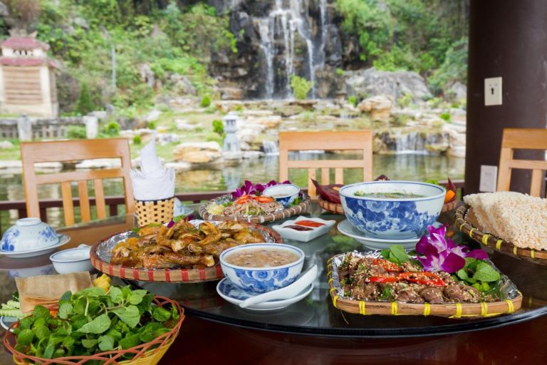 Thực đơn của homestay gần Hang Múa Ninh Bình này cực kỳ phong phú và đa dạng, phù hợp với cả du khách trong và ngoài nước