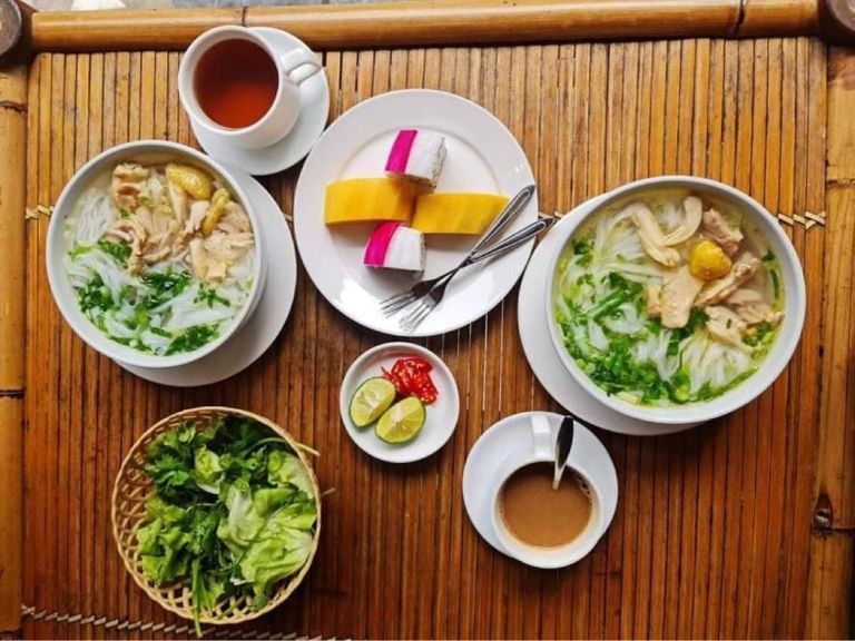 Nhà hàng tại Hang Múa Village Homestay chuyên phục vụ các món ăn truyền thống của Ninh Bình như các món từ thịt dê và trâu