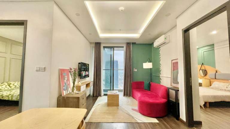 Phòng khách nằm giữa hai phòng ngủ tại một căm hộ nhỏ của homestay HẢi Phòng này
