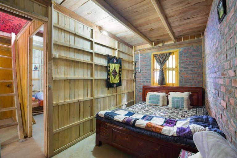 Homestay Hầu Thào SaPa này đã kết hợp giữa nội thất gỗ và tường gạch để tạo ra một không gian mộc mạc và tối giản. 