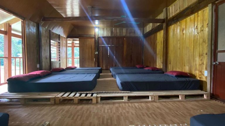 Homestay hồ Ba Bể được thiết kế theo mô hình phòng ngủ tập thể, phù hợp cho các nhóm bạn đông người hoặc những nhóm bạn đam mê du lịch phượt.