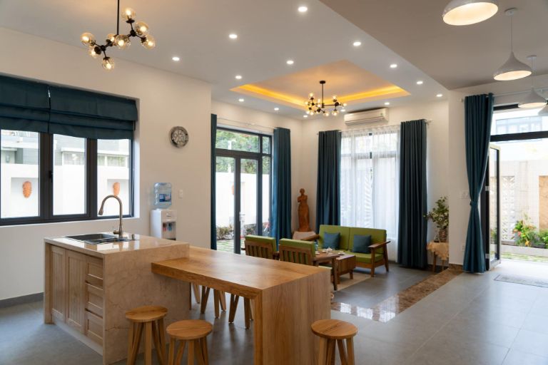 Villa cũng được trang bị đầy đủ tiện nghi, bao gồm nhà bếp, phòng ăn, phòng khách có tông màu nâu ấm (Nguồn: facebook.com)