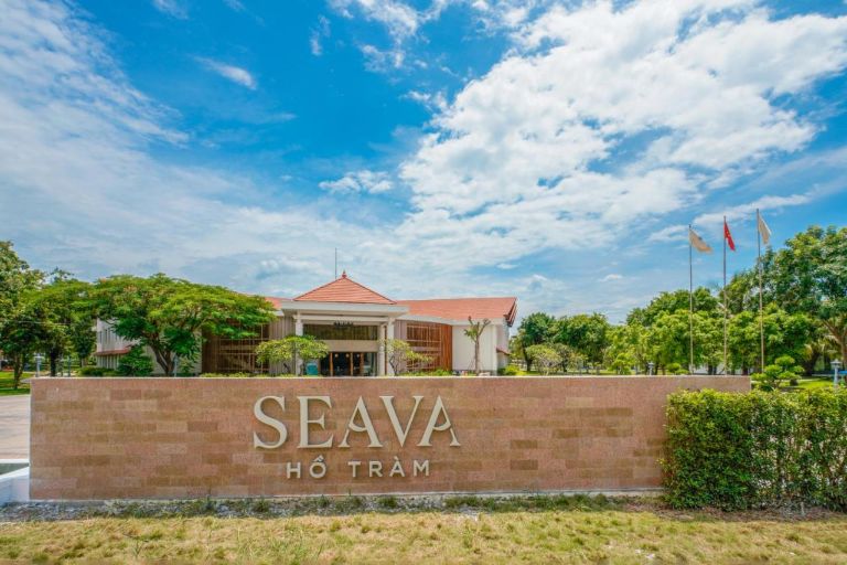 Seava Ho Tram Beach Resort sở hữu bờ biển dài 1,500m và bãi cát trắng mịn