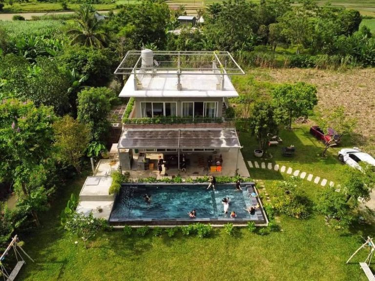 CuĐê House hoạt động theo mô hình villa cao cấp và tiện nghi, homestay đặc biệt với vị trí ẩn mình giữa đồng cỏ xanh mướt thơ mộng (nguồn: facebook.com)