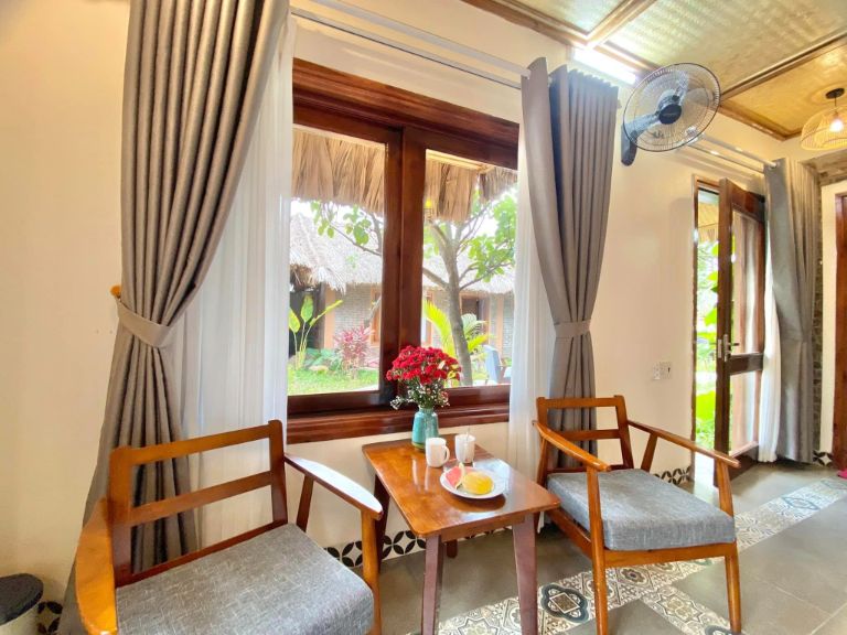 Mỗi phòng nghỉ tại homestay Hoa Lư này đều có nhiều cửa sổ để tận dụng ánh sáng tự nhiên và mang lại không khí thoáng mát