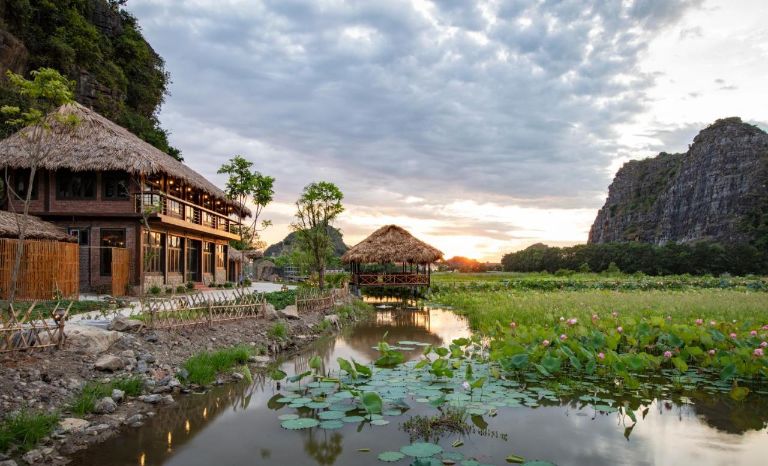 View nhìn từ nhà ăn của homestay này là hồ sen cùng núi non hùng vỹ của Ninh Bình tuyệt đẹp, hoàng hôn tại đây cũng là thời điểm bạn nhất định phải chiêm ngưỡng 1 lần (Nguồn: booking.com)