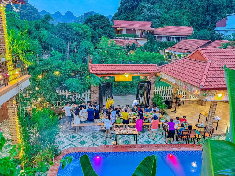 Vì không gian ăn nghỉ ngoài trời nên rất mát mẻ, khách hàng có thể thưởng thức các món ăn Ninh Bình trong khi tận hưởng cảnh đẹp thiên nhiên vào ban đêm.