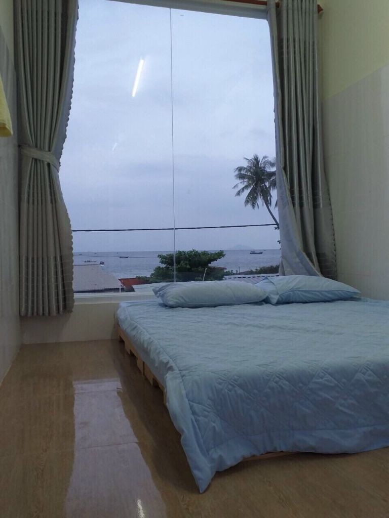 Phòng ngủ đều có cửa sổ kính giúp làm tăng sự sáng sủa cho không gian nghỉ dưỡng 