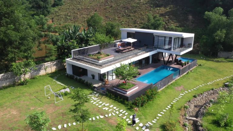 L’Plus Mansion homestay Kim Bôi hoạt động theo mô hình villa cực kỳ ấn tượng, cung cấp không gian nghỉ dưỡng sang trọng (nguồn: justfly.vn)