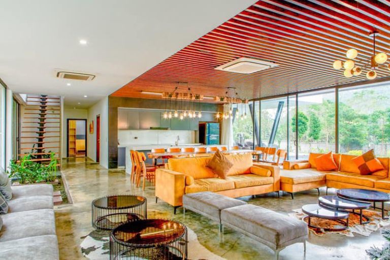 Điểm nhấm của homestay là không gian phòng khách tươi sáng, được thiết kế một cách tỉ mỉ và tinh tế, mang đến cảm giác thư giãn tuyệt vời (nguồn: facebook.com)