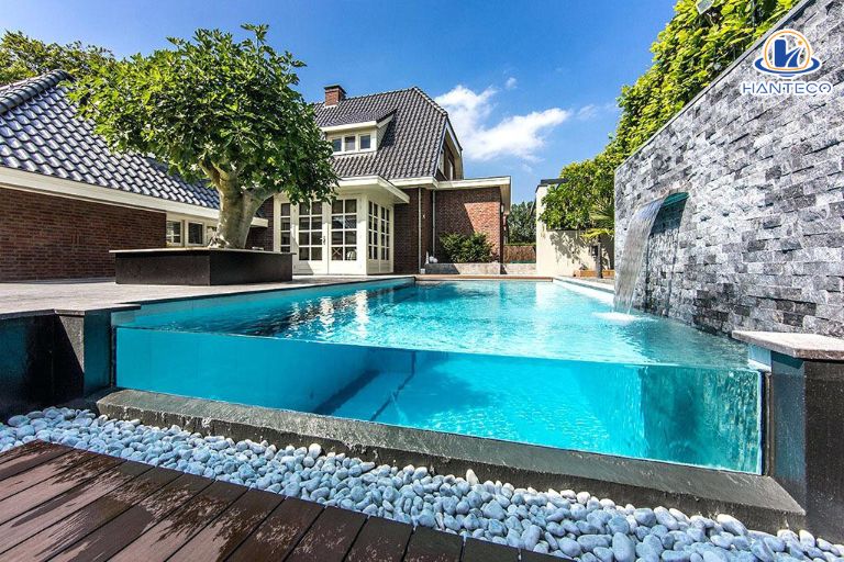 Điểm đặc biệt nhất của homestay Kim Bôi này là bể bơi vô cực rộng lớn tràn làm từ kính, tạo nên nhiều bức ảnh sống ảo thú vị cực chất (nguồn: hanteco.vn)