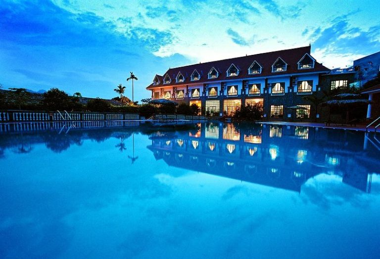 Vresort homestay Kim Bôi Hòa Bình nổi bật với khách sạn Sư Tủ được thiết kế theo phong cách hiện đại cực kỳ ấn tượng (nguồn: vresort.com.vn)