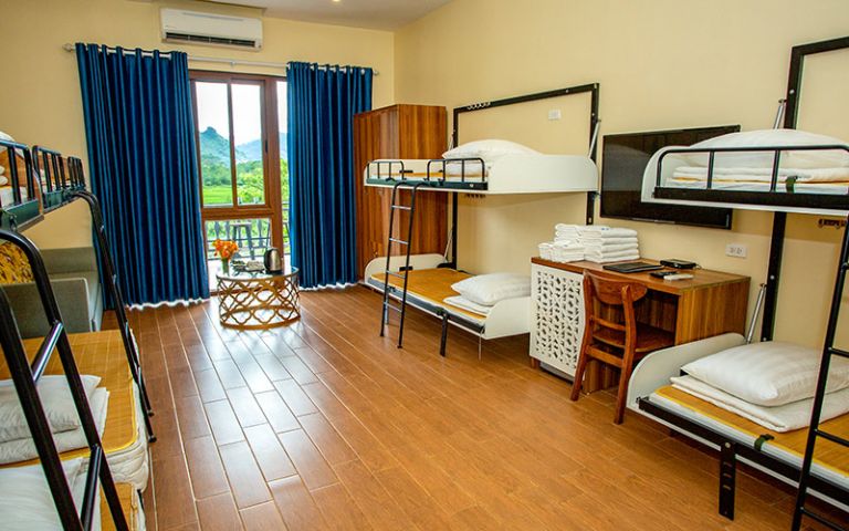 Bên cạnh đó là hạng phòng tập thể giường tập, có không gian rộng rãi sạch sẽ, phù hợp cho nhóm bạn hay nhiều gia đình nghỉ dưỡng (nguồn: anlac.net)