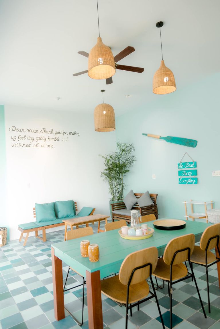 Khu vực phòng bếp của homestay Lagi này cũng được trang trí với gam màu xanh dương chủ đạo, cảm giác vô cùng mát mẻ và thư giãn