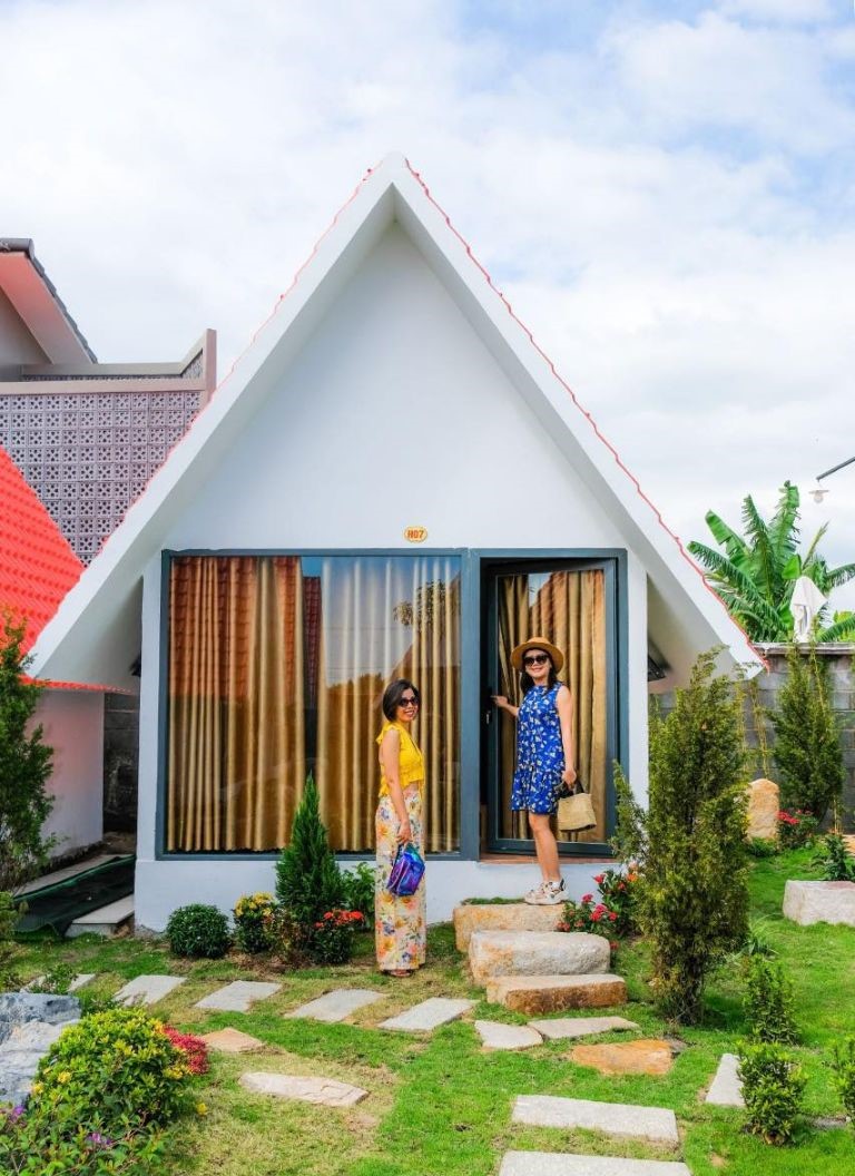 SaoLy Homestay ở Lagi có tổng cộng 9 căn bungalow nhỏ xinh, là lựa chọn tuyệt vời cho các cặp đôi có con cái.
