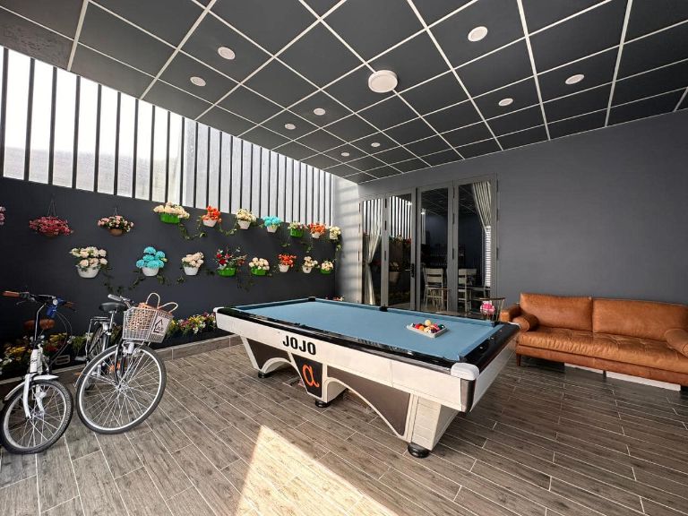 Homestay không chỉ sở hữu không gian phòng nghỉ hiện đại và tiện nghi mà còn có bàn bida giải trí trong không gian mở, cho phép khách hàng thư giãn