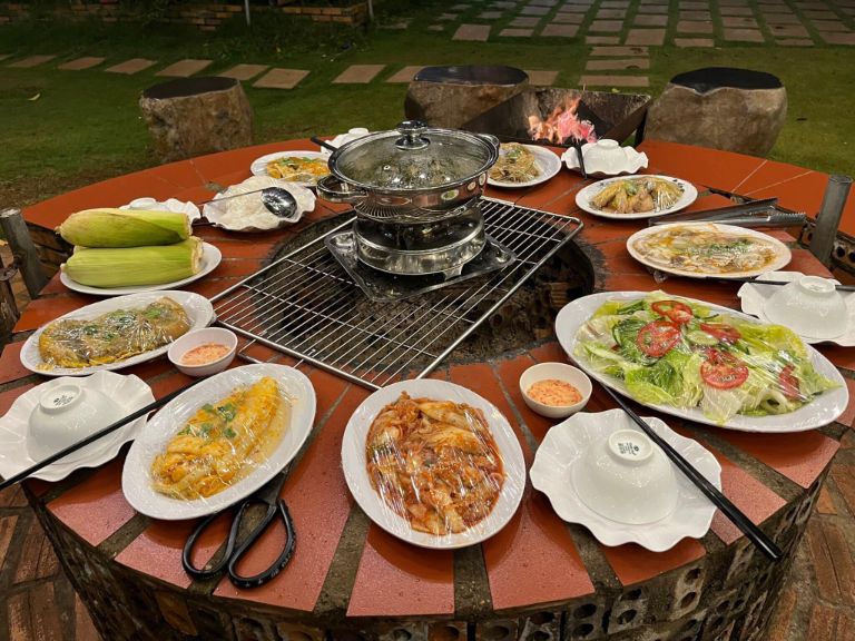 Homestay Lâm Đồng này cung cấp gói buffet bao gồm lẩu và nướng phù hợp với nhiều đối tượng khách hàng.