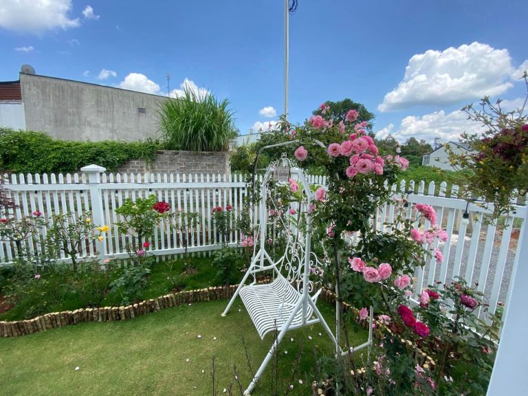 Khu vườn hoa hồng chính là cái tên quen thuộc được người dân bản địa đặt cho căn homestay Lâm Đồng này