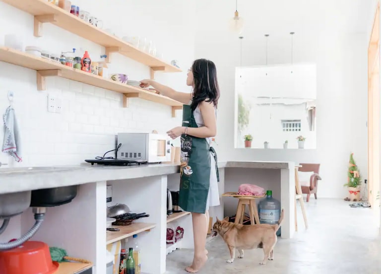 Khu vực bếp nấu chung được cung cấp đầy đủ trang thiết bị cần thiết để bạn thỏa sức trổ tài nấu nướng (nguồn: airbnb.com.vn)
