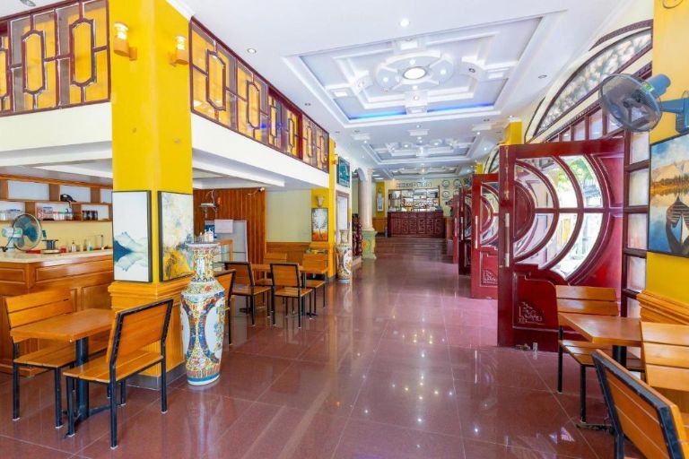 Tiện lợi hơn cả là khách sạn Quảng An có bố trí khu vực ăn uống cực kỳ tiện lợi ở ngay dưới tầng 1 (nguồn: booking.com)