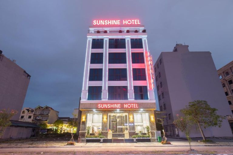 Tọa lạc trong khu đô thị, Sunshine Homestay Móng Cái gây ấn tượng với nhiều du khách vì dàn đèn lấp lánh về đêm cực kỳ nổi tiếng (nguồn: booking.com)