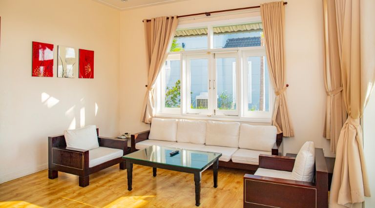 Căn phòng khách rộng rãi, thoáng mát với thiết kế tinh tế và tối giản, mang đến cho du khách không gian sinh hoạt chung ấm ấp cùng gia đình và bạn bè (nguồn: facebook.com)