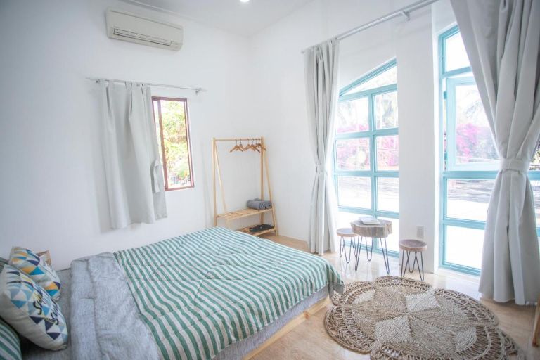 Ẩn Homestay Mũi Né có kiến trúc tối giản, trang nhã với màu trắng kết hợp với đồ decor độc đáo và thiết kế thông thoáng tận dụng ánh nắng và gió tự nhiên (nguồn: booking.com)
