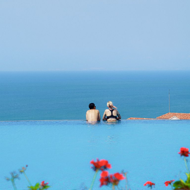 Bể bơi ngoài trời rộng với độ sâu an toàn có view ôm trọn cảnh biển Mũi Né
