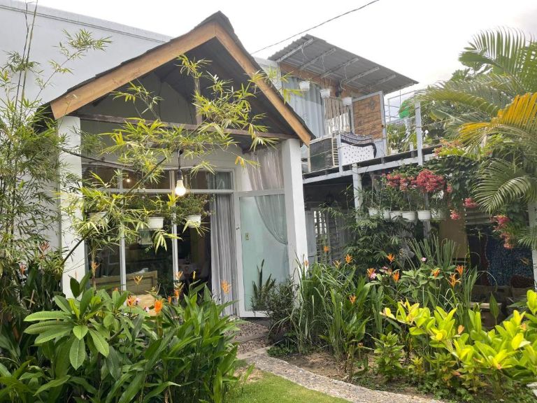 Bình Yên là một căn homestay Mũi Né nhỏ được bao quanh bởi khuôn viên cây cối xanh tươi và không khí trong lành, mát mẻ (nguồn: booking.com)