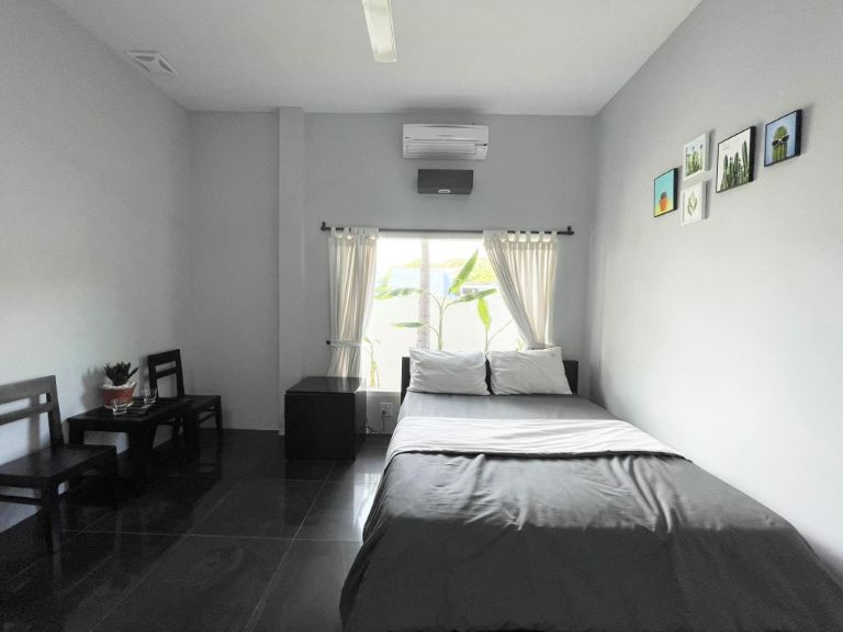 Các phòng ngủ tại homestay được thiết kế theo lối tối giản cùng gam màu trắng xám đan xen, mang đến một không gian sang trọng và tối đa cho du khách thoải mái lưu trú (nguồn: facebook.com)