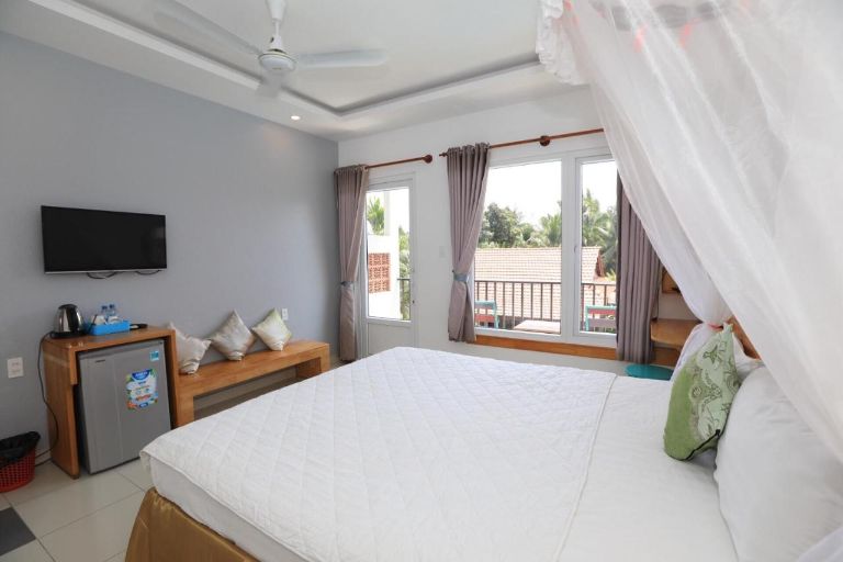 Các phòng nghỉ tại homestay Mũi Né này có lối kiến trúc với thiết kế gỗ truyền thống đậm chất Việt Nam, vô cùng tối giản và bình dị (nguồn: booking.com)