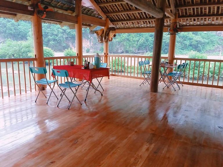 Bên cạnh các phòng nghỉ, homestay Nam Mẫu còn cung cấp một không gian sinh hoạt chung, tạo cơ hội cho du khách gặp gỡ và giao lưu với nhau.