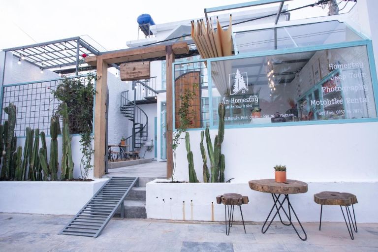 Homestay Phan Thiết được thiết kế giống như một quán cafe với sự kết hợp giữa màu sắc xanh và trắng, tạo ra một không gian thoải mái 